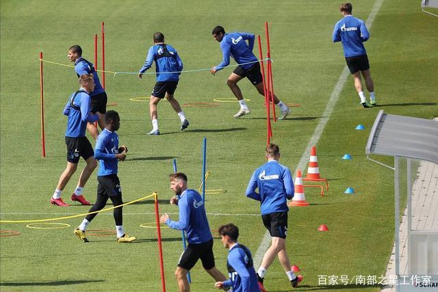 国足防线再遭冲击，新西兰轻松破门